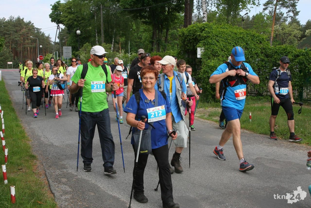 Biegacze i piechurzy walczą na trasie XIII Cross Maratonu [galeria zdjęć]