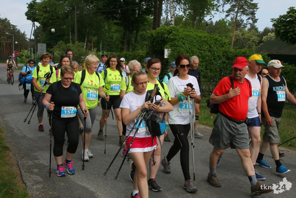 Biegacze i piechurzy walczą na trasie XIII Cross Maratonu [galeria zdjęć]