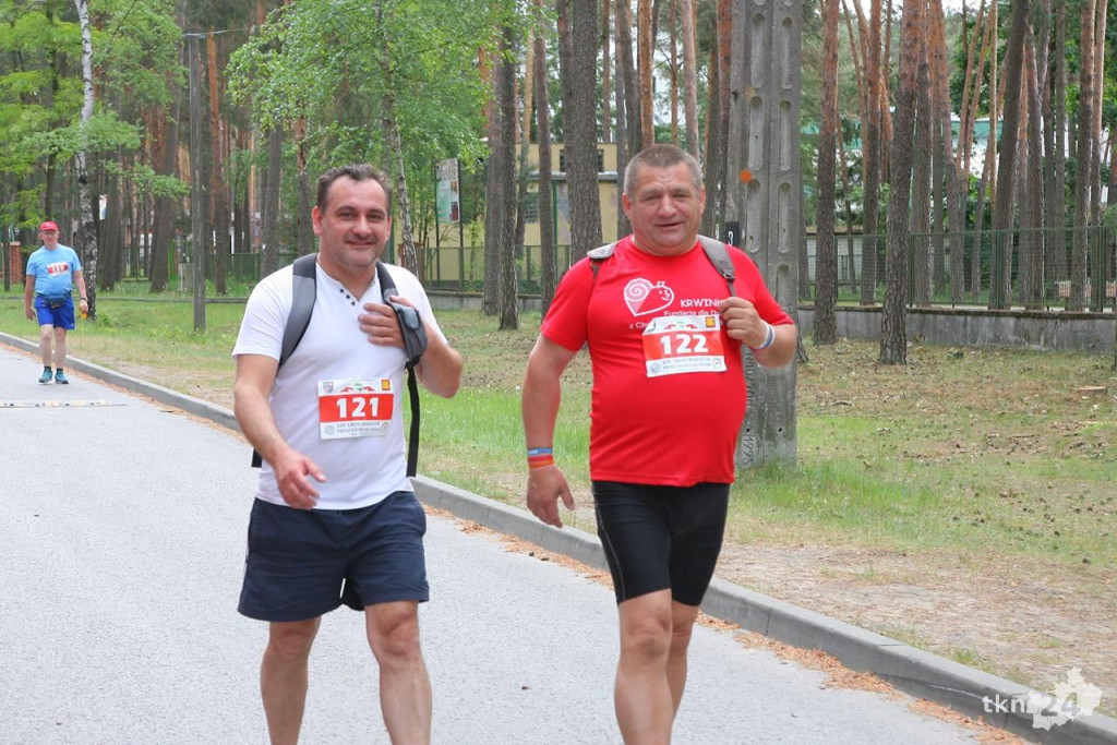 Biegacze i piechurzy walczą na trasie XIII Cross Maratonu [galeria zdjęć]