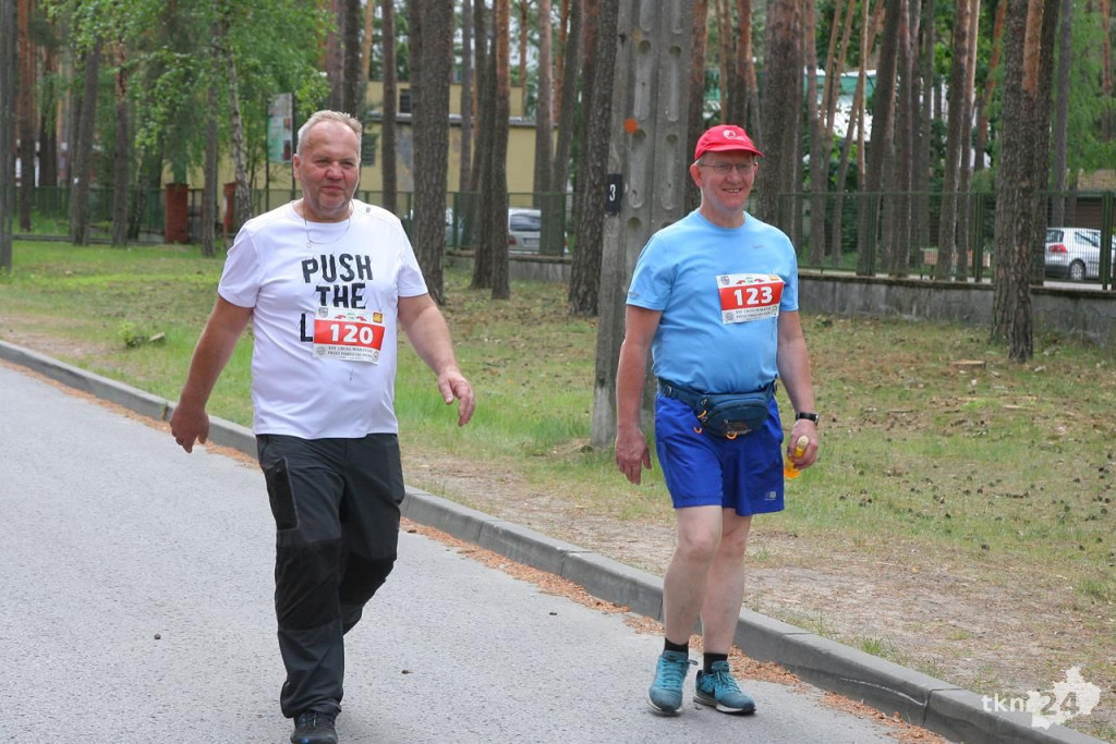 Biegacze i piechurzy walczą na trasie XIII Cross Maratonu [galeria zdjęć]