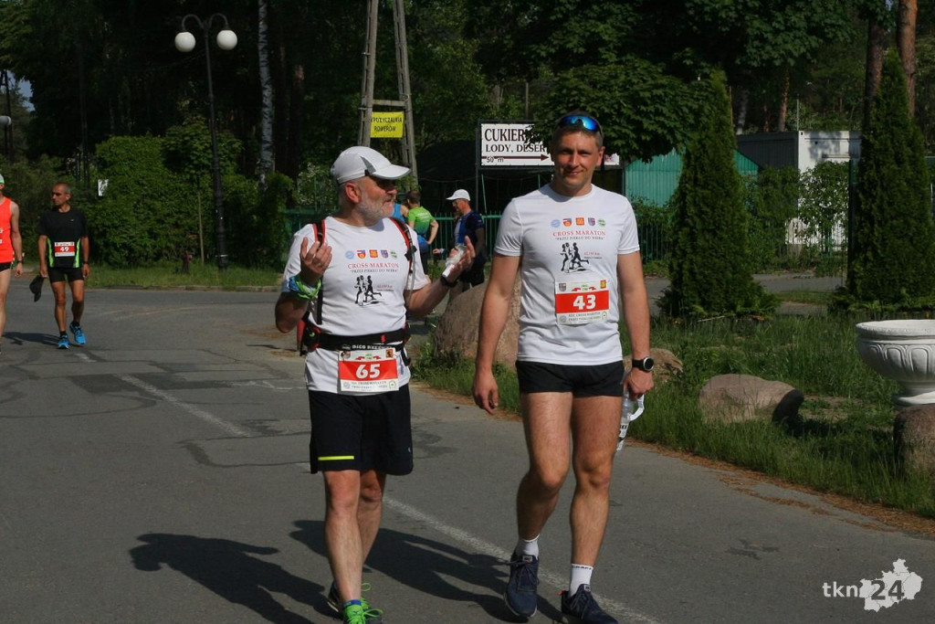 Biegacze i piechurzy walczą na trasie XIII Cross Maratonu [galeria zdjęć]