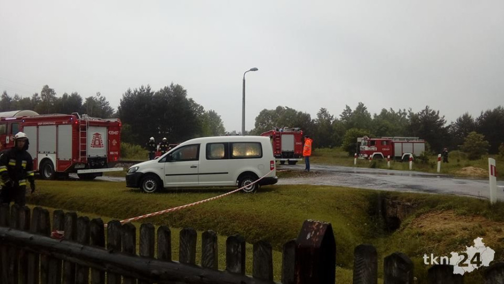 Pociąg z cysternami wypełnionymi gazem zderzył się z ciężarówką [zdjęcia, wideo]