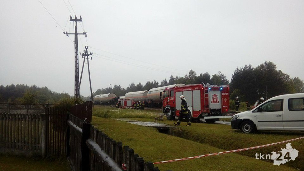 Pociąg z cysternami wypełnionymi gazem zderzył się z ciężarówką [zdjęcia, wideo]