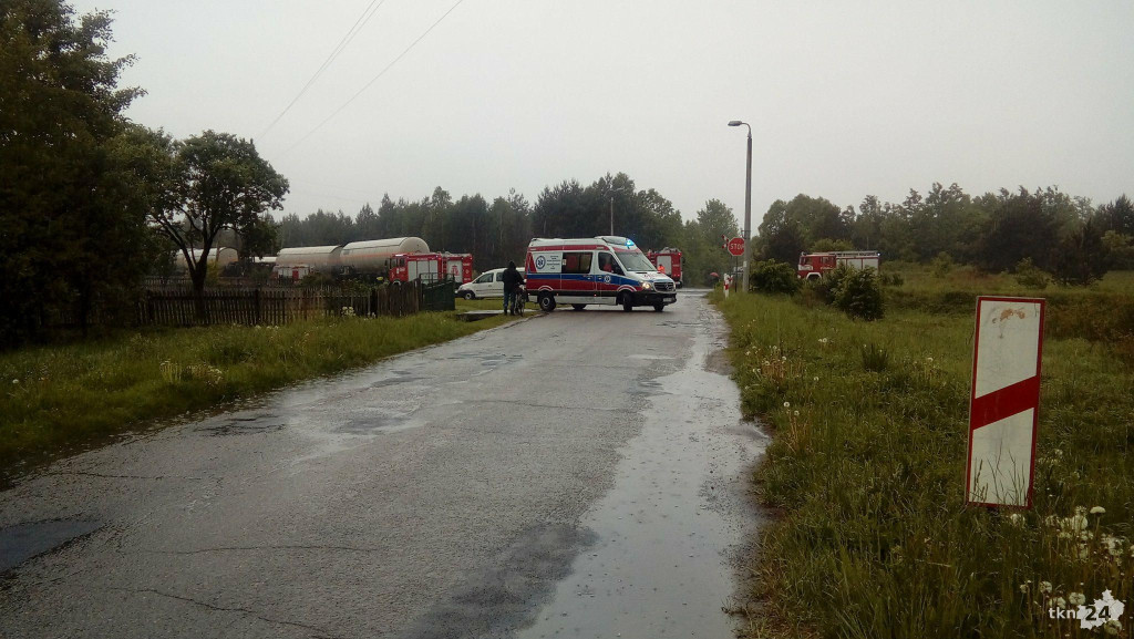 Pociąg z cysternami wypełnionymi gazem zderzył się z ciężarówką [zdjęcia, wideo]