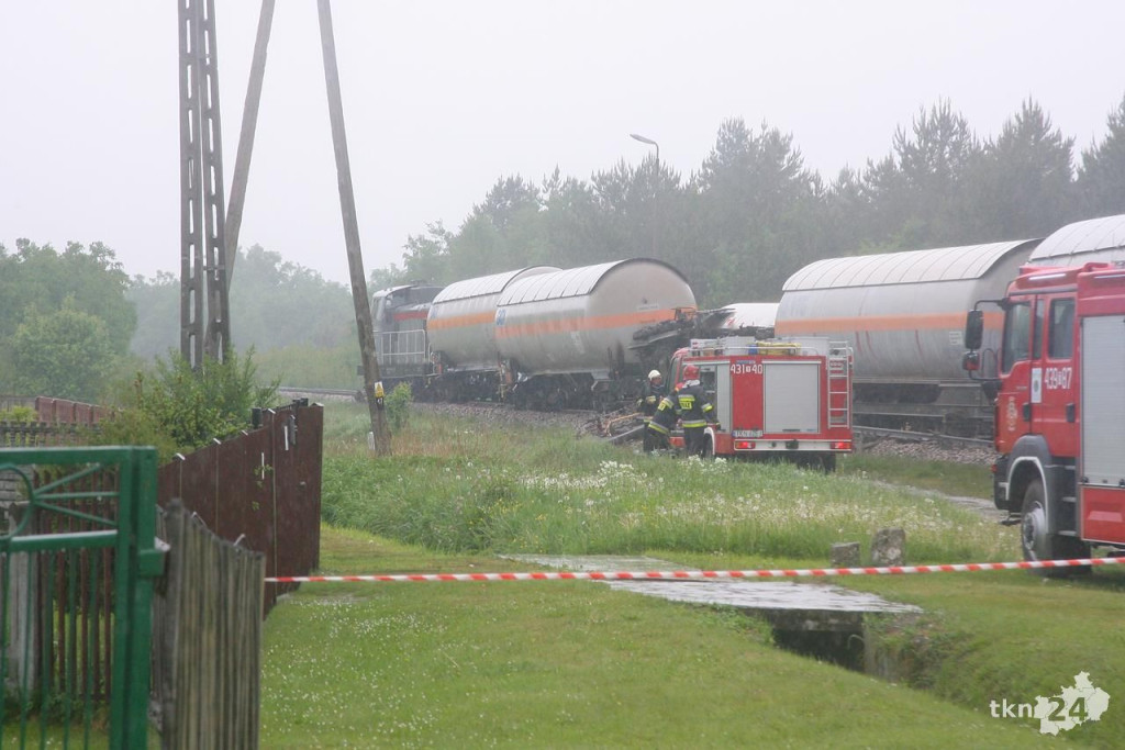 Pociąg z cysternami wypełnionymi gazem zderzył się z ciężarówką [zdjęcia, wideo]