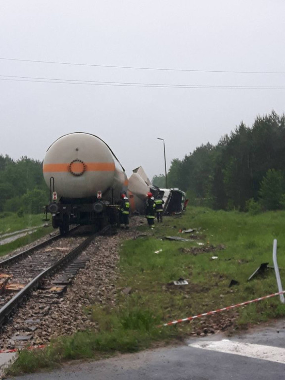 Pociąg z cysternami wypełnionymi gazem zderzył się z ciężarówką [zdjęcia, wideo]
