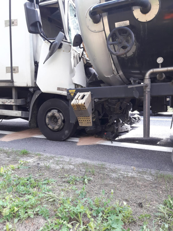 Zderzenie dwóch ciężarówek na drodze krajowej! [zdjęcia]