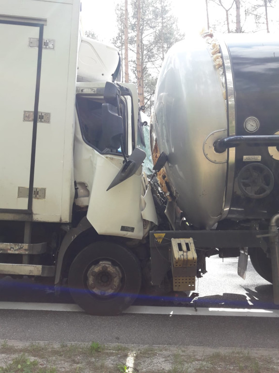 Zderzenie dwóch ciężarówek na drodze krajowej! [zdjęcia]