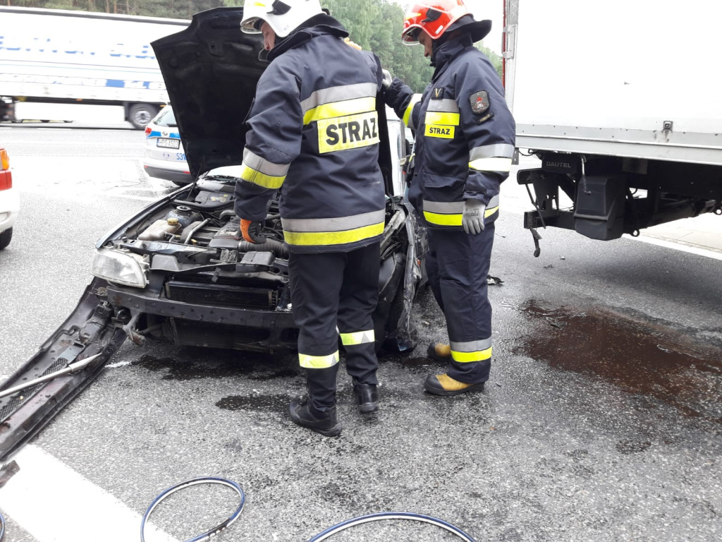 Zderzenie ciężarówki z osobówką na krzyżówkach rudzkich [zdjęcia]