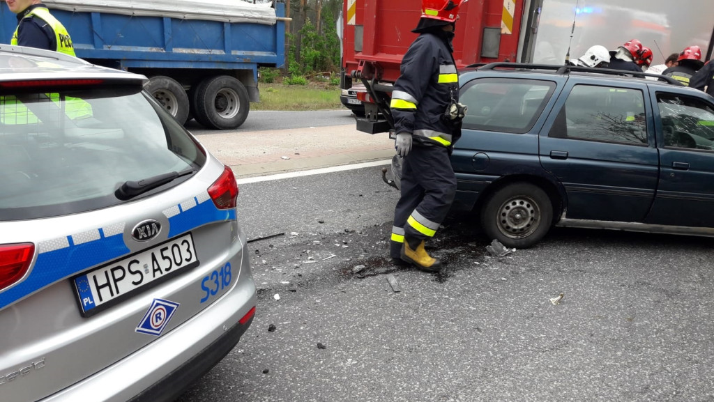 Zderzenie ciężarówki z osobówką na krzyżówkach rudzkich [zdjęcia]