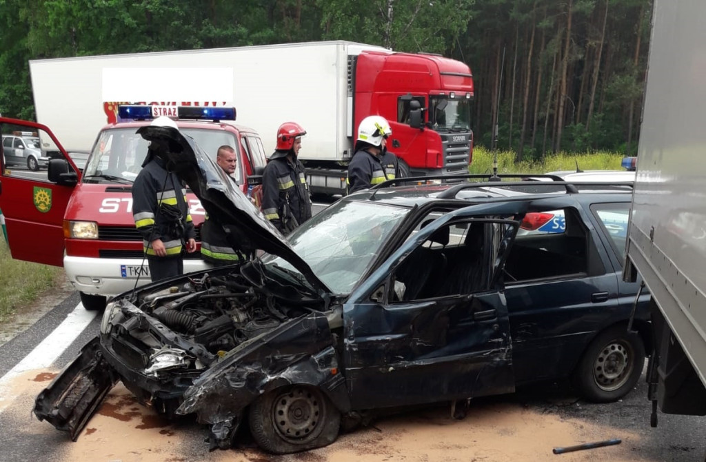 Zderzenie ciężarówki z osobówką na krzyżówkach rudzkich [zdjęcia]