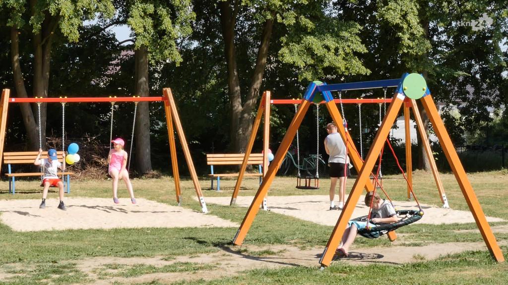 Mieszkańcy Pomykowa mają nowy plac zabaw! [wideo, zdjęcia]