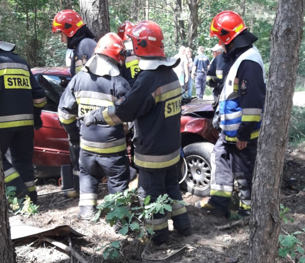 Pijany kierowa BMW wjechał w drzewo! Jedna osoba jest ranna [wideo, zdjęcia]