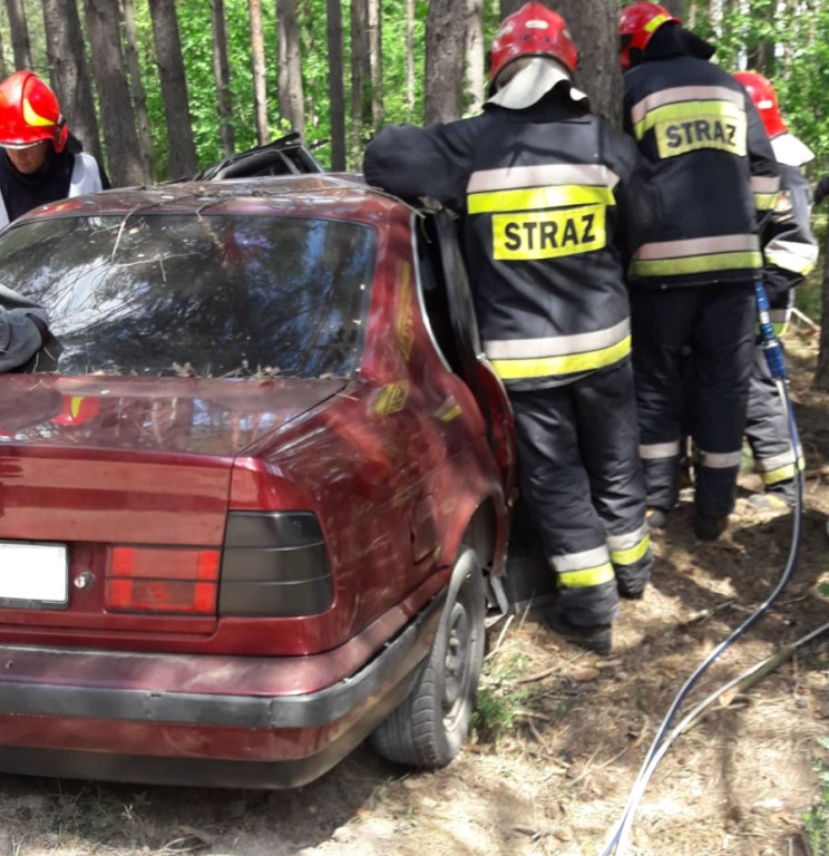 Pijany kierowa BMW wjechał w drzewo! Jedna osoba jest ranna [wideo, zdjęcia]