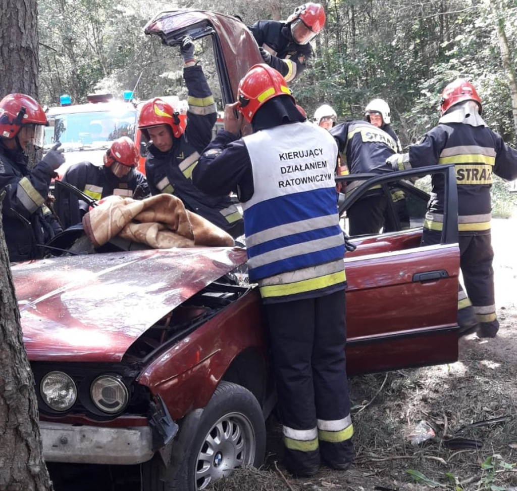 Pijany kierowa BMW wjechał w drzewo! Jedna osoba jest ranna [wideo, zdjęcia]