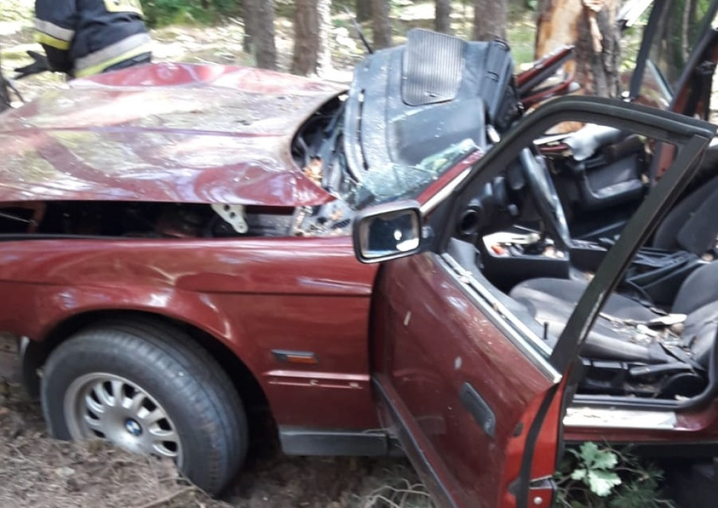 Pijany kierowa BMW wjechał w drzewo! Jedna osoba jest ranna [wideo, zdjęcia]