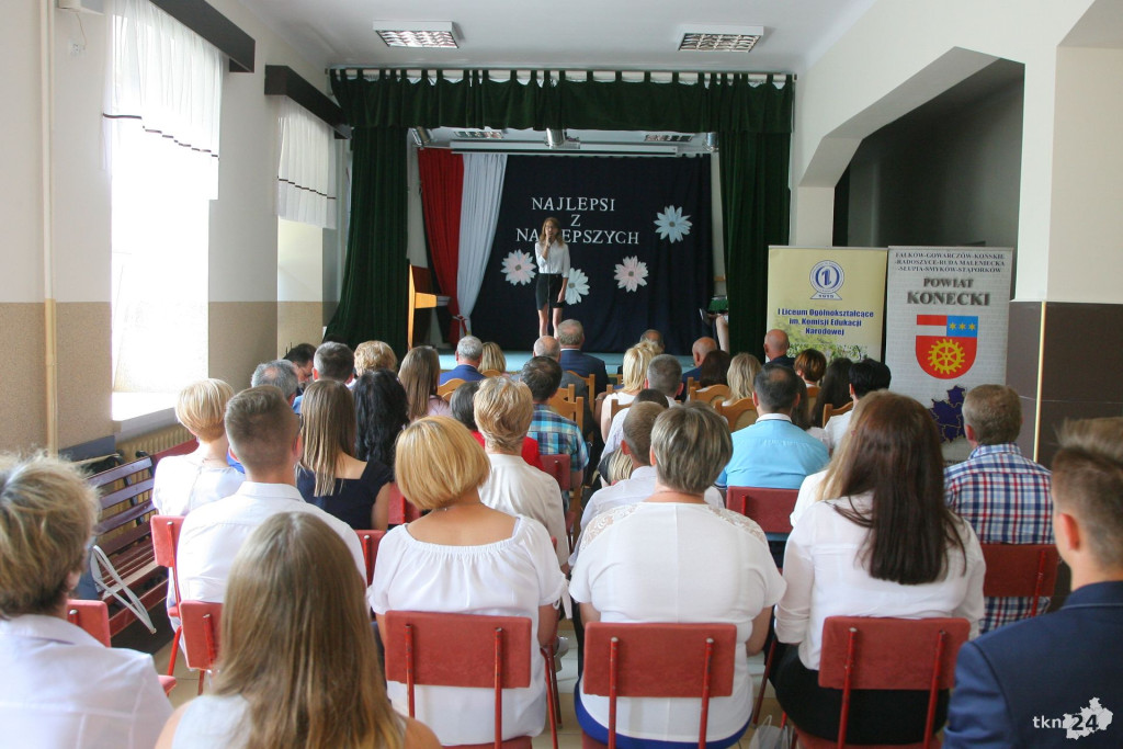 Starosta docenił najlepszych uczniów szkół średnich [fotogaleria]