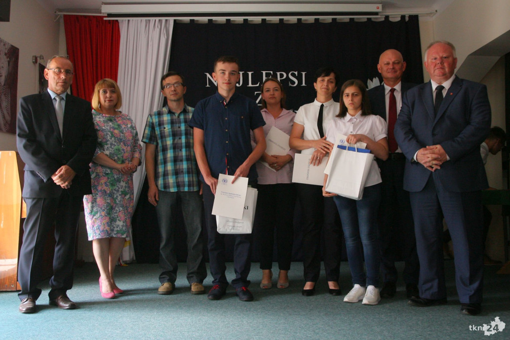 Starosta docenił najlepszych uczniów szkół średnich [fotogaleria]