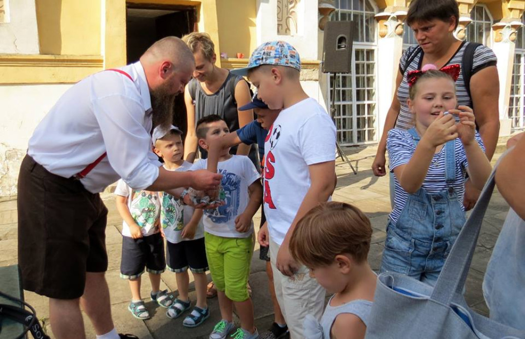 Zabawy i gry z PRL-u spodobały się współczesnej młodzieży! [zdjęcia]