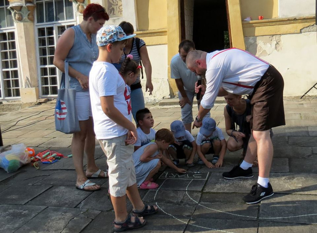 Zabawy i gry z PRL-u spodobały się współczesnej młodzieży! [zdjęcia]