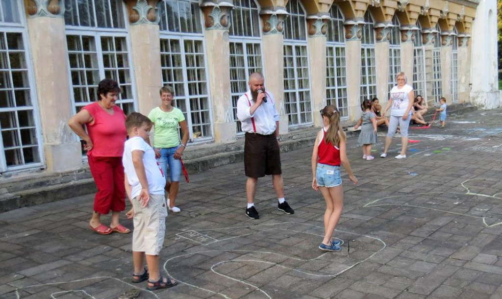 Zabawy i gry z PRL-u spodobały się współczesnej młodzieży! [zdjęcia]