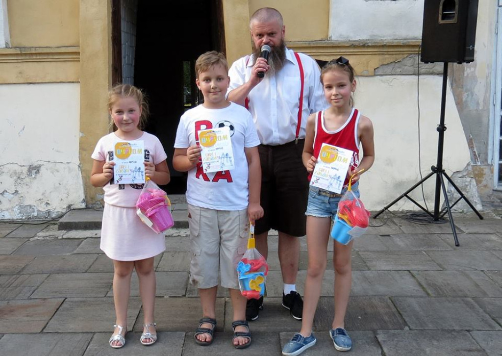 Zabawy i gry z PRL-u spodobały się współczesnej młodzieży! [zdjęcia]