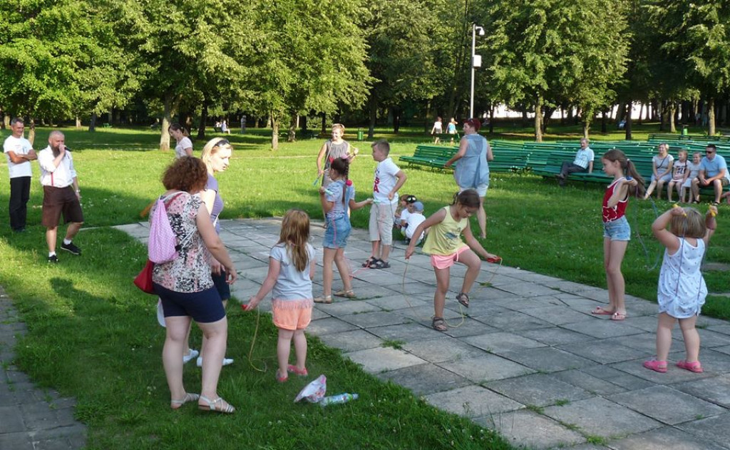 Zabawy i gry z PRL-u spodobały się współczesnej młodzieży! [zdjęcia]