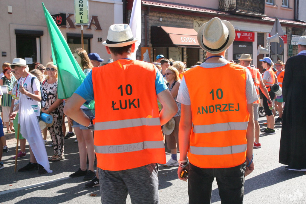Pielgrzymi z Końskich wyruszyli na pątniczy szlak [wideo, zdjęcia]