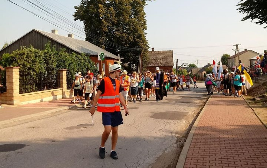 Pielgrzymi są na pątniczym szlaku. Dziś opuścili powiat konecki [zdjęcia]