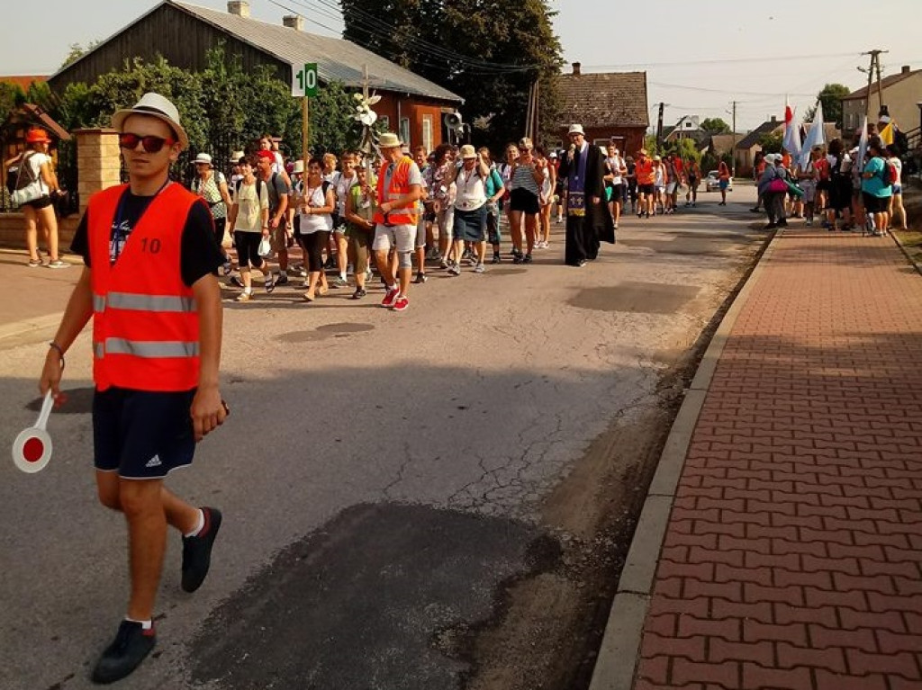 Pielgrzymi są na pątniczym szlaku. Dziś opuścili powiat konecki [zdjęcia]