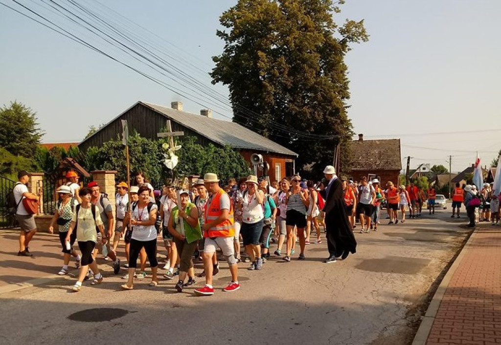 Pielgrzymi są na pątniczym szlaku. Dziś opuścili powiat konecki [zdjęcia]