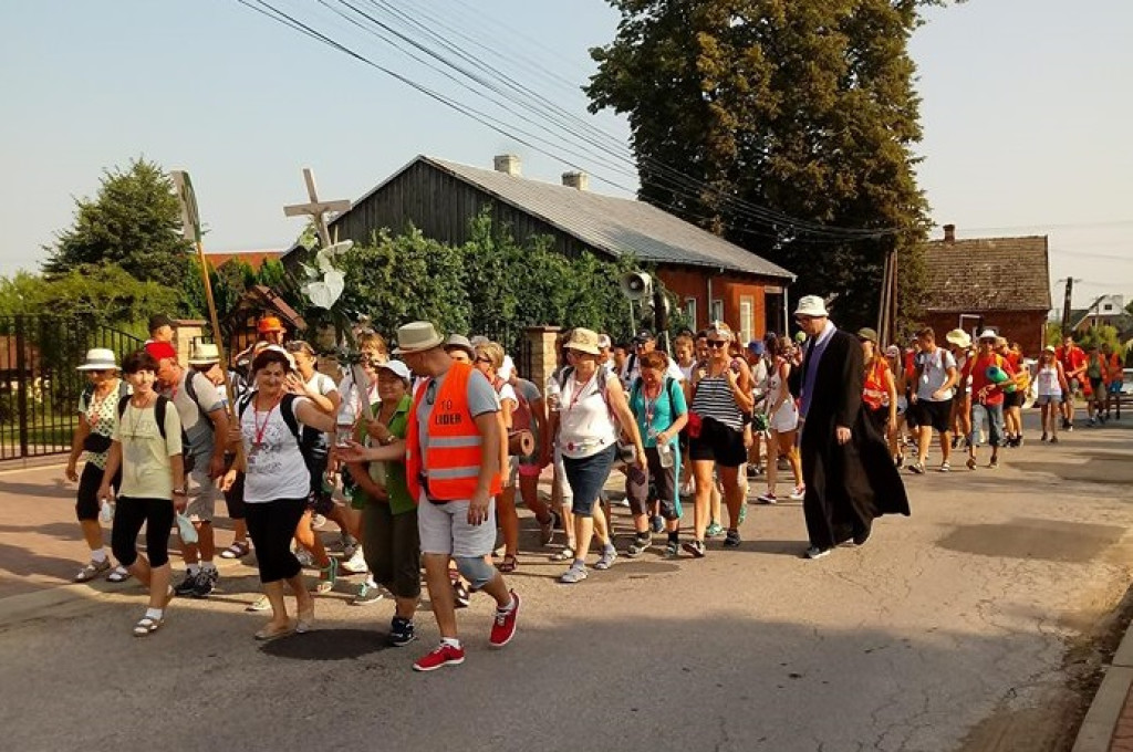 Pielgrzymi są na pątniczym szlaku. Dziś opuścili powiat konecki [zdjęcia]