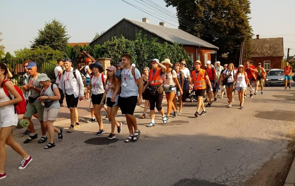 Pielgrzymi są na pątniczym szlaku. Dziś opuścili powiat konecki [zdjęcia]