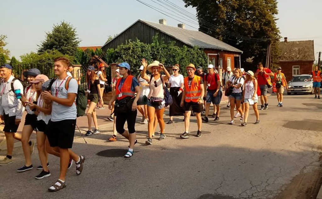 Pielgrzymi są na pątniczym szlaku. Dziś opuścili powiat konecki [zdjęcia]