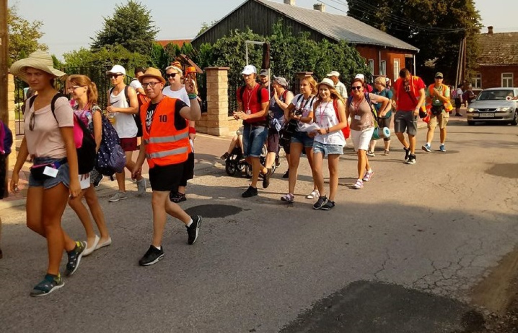 Pielgrzymi są na pątniczym szlaku. Dziś opuścili powiat konecki [zdjęcia]