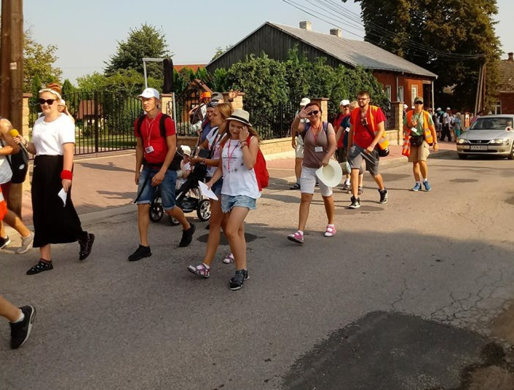 Pielgrzymi są na pątniczym szlaku. Dziś opuścili powiat konecki [zdjęcia]