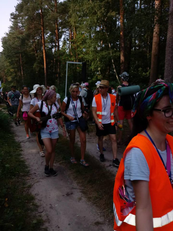 Pielgrzymi uciekli przed burzą. Za nimi kolejny dzień wędrówki [zdjęcia]