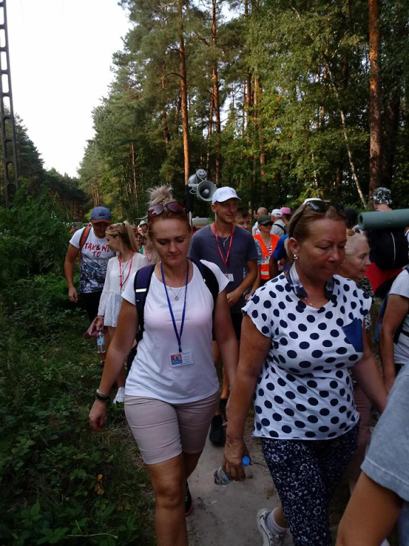 Pielgrzymi uciekli przed burzą. Za nimi kolejny dzień wędrówki [zdjęcia]