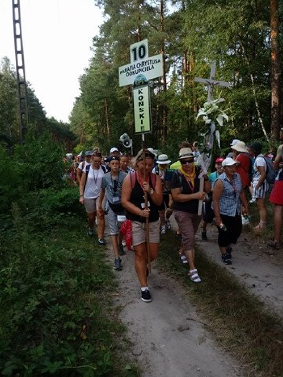 Pielgrzymi uciekli przed burzą. Za nimi kolejny dzień wędrówki [zdjęcia]