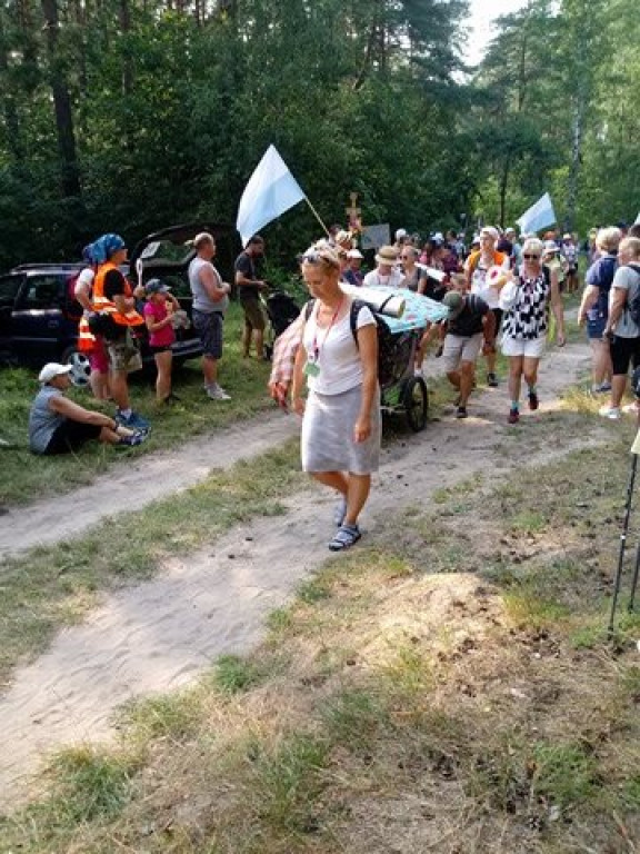 Pielgrzymi uciekli przed burzą. Za nimi kolejny dzień wędrówki [zdjęcia]