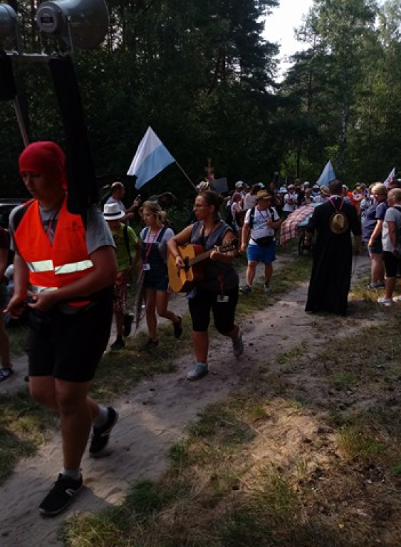 Pielgrzymi uciekli przed burzą. Za nimi kolejny dzień wędrówki [zdjęcia]