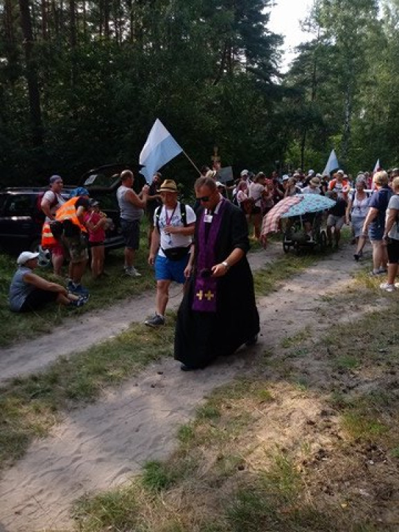 Pielgrzymi uciekli przed burzą. Za nimi kolejny dzień wędrówki [zdjęcia]