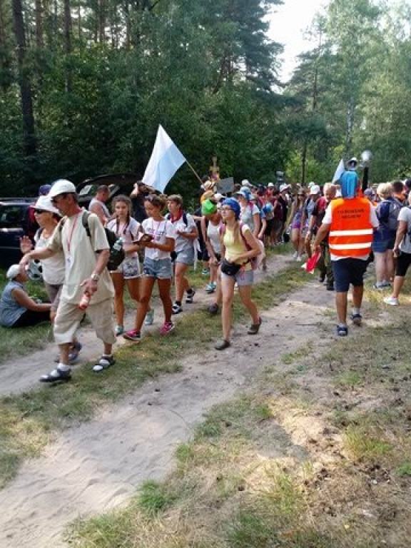 Pielgrzymi uciekli przed burzą. Za nimi kolejny dzień wędrówki [zdjęcia]