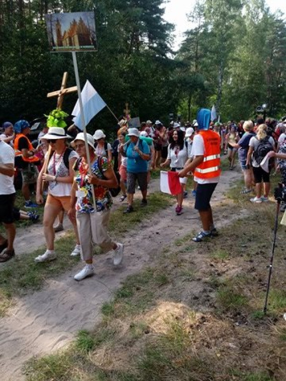 Pielgrzymi uciekli przed burzą. Za nimi kolejny dzień wędrówki [zdjęcia]