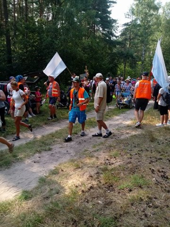 Pielgrzymi uciekli przed burzą. Za nimi kolejny dzień wędrówki [zdjęcia]