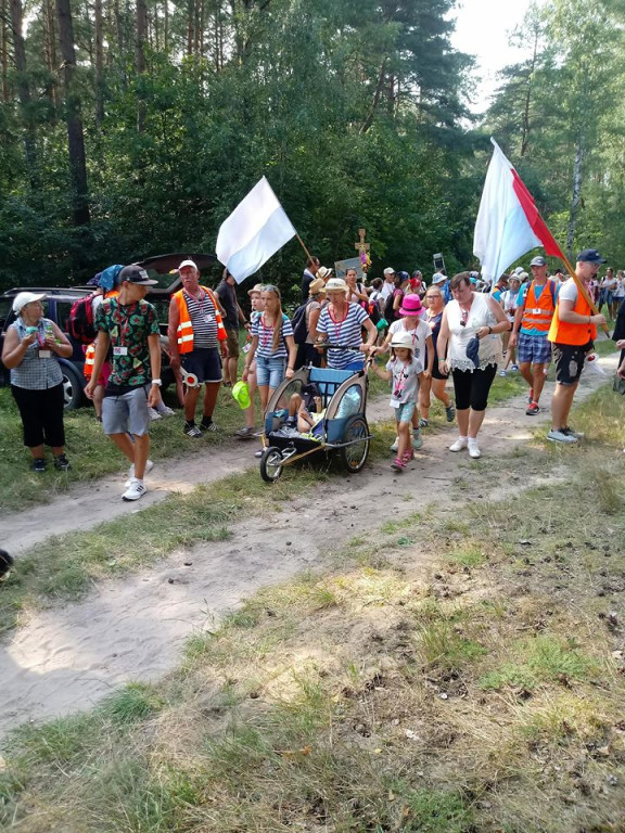 Pielgrzymi uciekli przed burzą. Za nimi kolejny dzień wędrówki [zdjęcia]