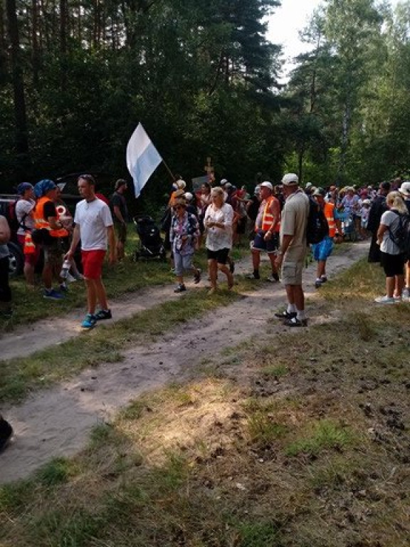 Pielgrzymi uciekli przed burzą. Za nimi kolejny dzień wędrówki [zdjęcia]