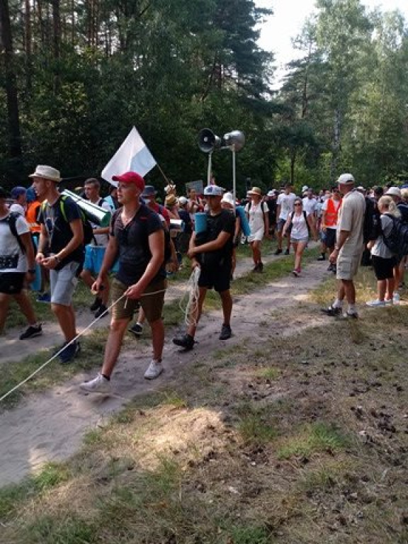 Pielgrzymi uciekli przed burzą. Za nimi kolejny dzień wędrówki [zdjęcia]