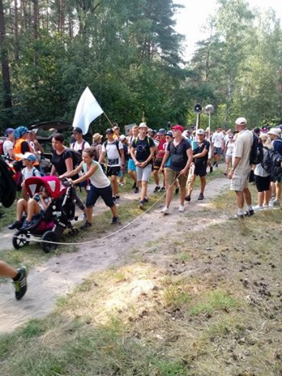Pielgrzymi uciekli przed burzą. Za nimi kolejny dzień wędrówki [zdjęcia]