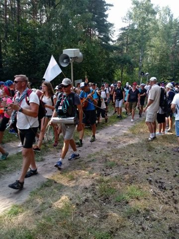 Pielgrzymi uciekli przed burzą. Za nimi kolejny dzień wędrówki [zdjęcia]